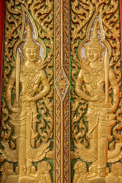 Starověké zlaté řezbářské dřevěné okno thajského chrámu — Stock fotografie