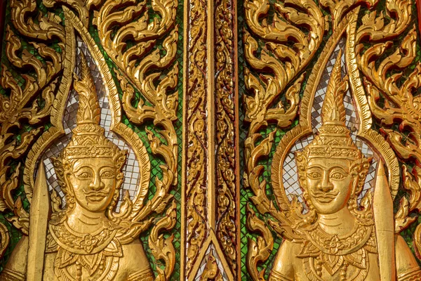 Ancient golden carving wooden window of Thai temple — Stock Photo, Image