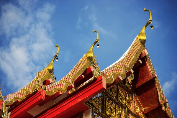 Тайская крыша храма с голубым небом, Таиланд — стоковое фото
