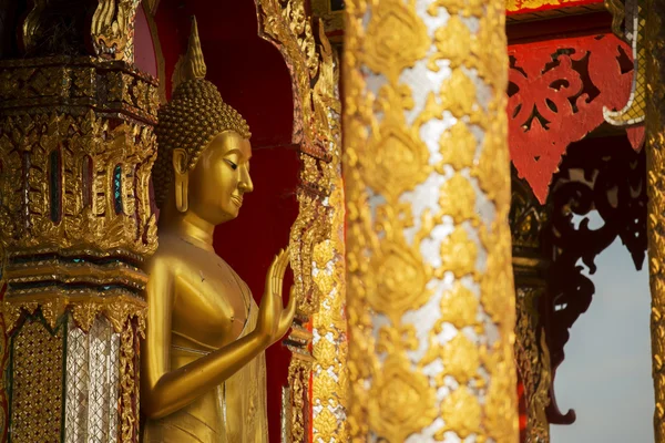 Estátua de Buda de Ouro em pé no templo, Tailândia — Fotografia de Stock