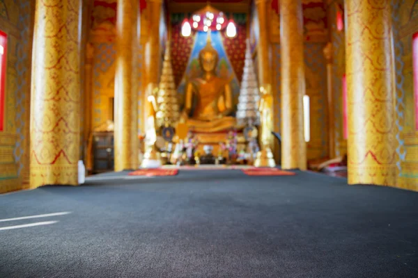 Fundo de foco azulado Estátua de Buda dourada no templo, Tailândia — Fotografia de Stock