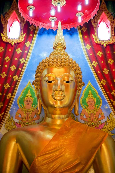 Zlatá socha Buddhy v chrámu, Thajsko — Stock fotografie