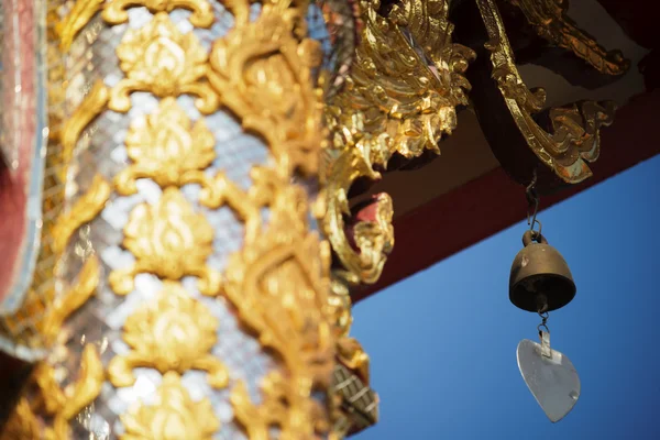 Thailändskt tempeltak med blå himmel, Thailand — Stockfoto