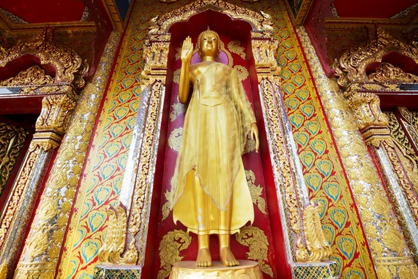 Stojący posąg Buddy w świątyni, Tajlandia — Zdjęcie stockowe