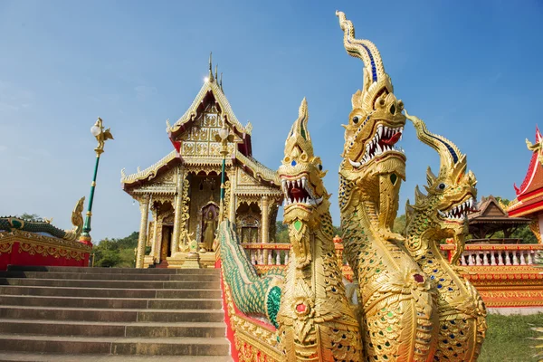 Tre huvuden Naga staty vid templet, Thailand — Stockfoto