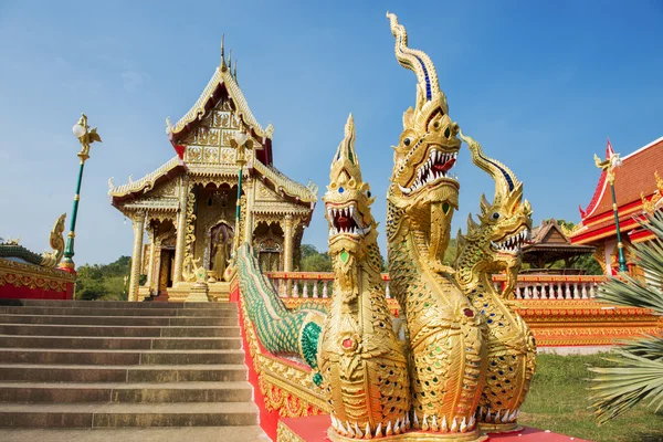 Statua Naga a tre teste al tempio, Thailandia — Foto Stock