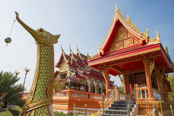 Zlatá labuť socha v buddhistickém chrámu, Thajsko — Stock fotografie