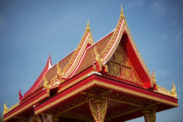 Thajská střecha chrámu s modrou oblohou, Thajsko — Stock fotografie