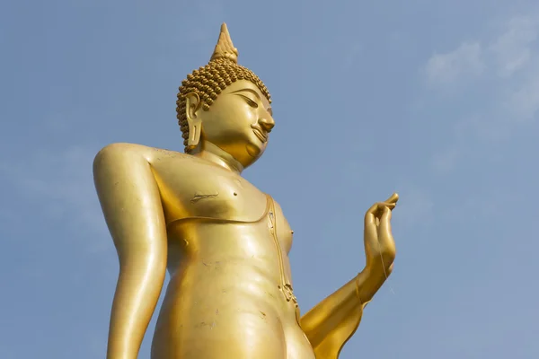 Stojící Zlatá socha Buddhy Tak, Thajsko — Stock fotografie
