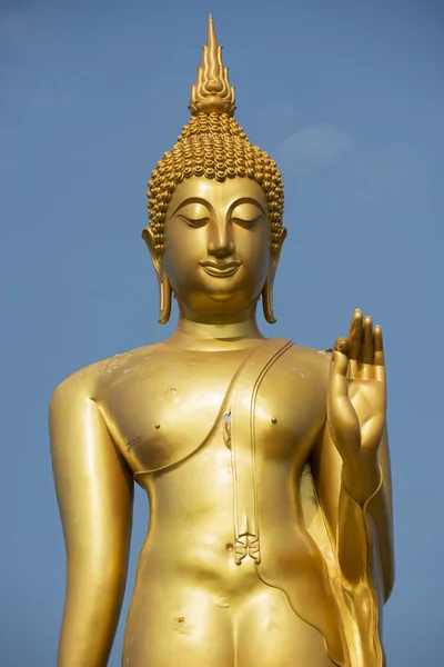 Estátua de buda dourada em pé Tak, Tailândia — Fotografia de Stock