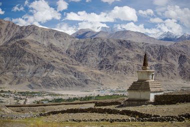 Hindistan 'daki Hemis Manastırı' na giden eski Gompa yolu.