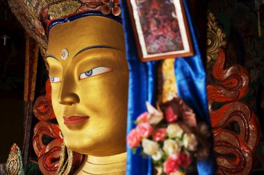 Maitreya Buda renkli heykel kadar kapatın