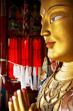 Maitreya Buda renkli heykel kadar kapatın