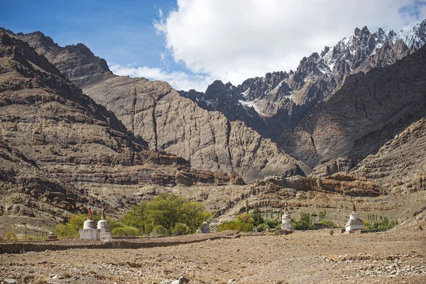 Vieux côté de la route gompa sur le chemin du monastère Hemis Leh Ladakh, Inde — Photo