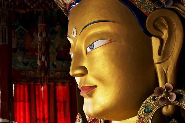 Farbenfrohe Skulptur des Maitreya-Buddhas aus nächster Nähe — Stockfoto