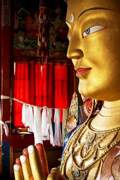 Bliska kolorowy rzeźby Buddy Maitreji — Zdjęcie stockowe