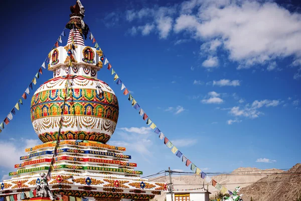 Stupa Leh şehir ve mavi gökyüzü Leh Ladakh, Hindistan - Eylül, 2014