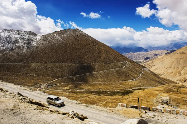 Przyczepy kempingowe ciężarówka na gościńcu w Chang La przejść trzeci najwyższy motorable droga na świecie Ladakh, Indie - września 2014 — Zdjęcie stockowe