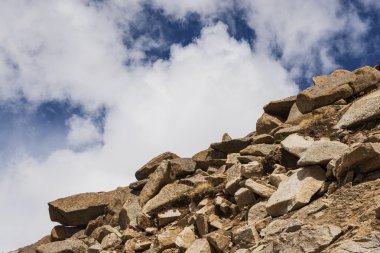 Rock dağ ve mavi gökyüzü
