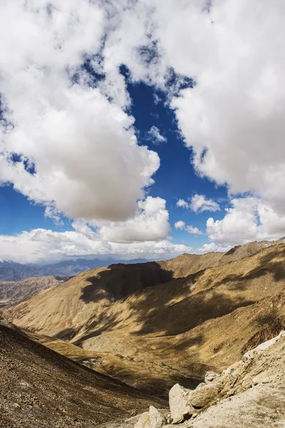 Pohled hlavní silnice na cestě do Khardung La — Stock fotografie