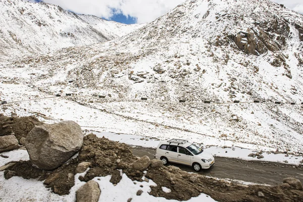 在张拉山口高道旅行车卡车 — 图库照片