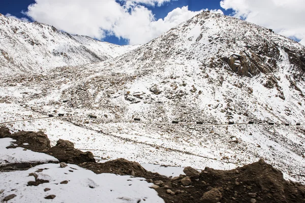 Caravan truck on high road at Chang La Pass — Stock Photo, Image