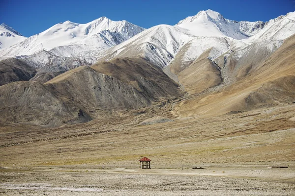 Pangong Gölü Leh Ladakh, Hindistan - Eylül 2014 köşk ve kar dağ mesafeden