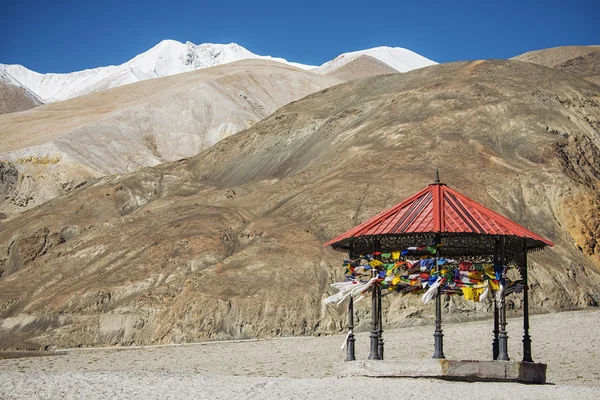 亭子和雪山脉在 2014 年 9 月印度-班公湖这个湖 Leh 达克 — 图库照片