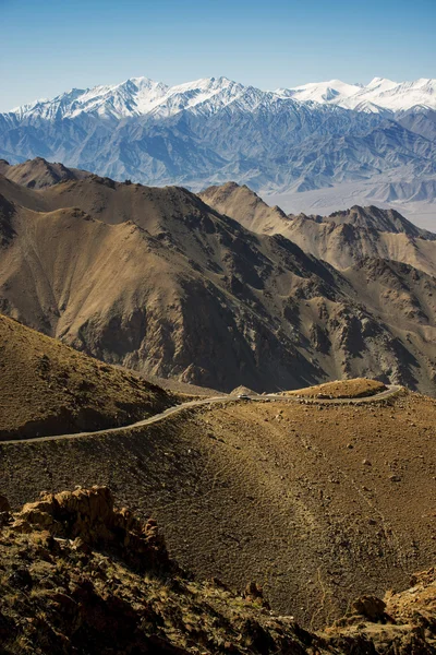 Pohled hlavní silnice na cestě do Khardung La z Ladakhu Leh, Indie - září, 2014 — Stock fotografie