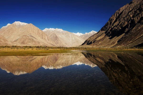 Kar dağ silsilesi ve yansıma Leh Ldakh, Hindistan - Eylül 2014