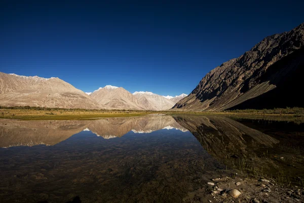 雪山山脉和反射 Leh Ldakh，印度-2014 年 9 月 — 图库照片