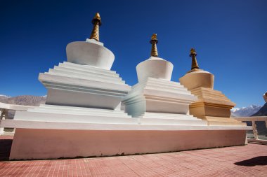 Üç stupa ve blue sky adlı Diskit Manastırı, Ladakh, Hindistan - Eylül 2014