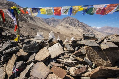 Diskit monastery Ladakh, Jammu ve Keşmir, Hindistan - Eylül 2014 yakınındaki stupa ve oyuncu bayrakları