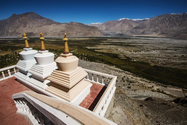Tre stupa och blå himmel på Diskit kloster, Ladakh, Indien - September 2014 — Stockfoto