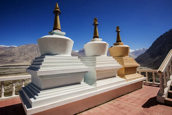 Tři stúpa a modrá obloha v klášteře Diskit, Ladakhu, Indie - září 2014 — Stock fotografie