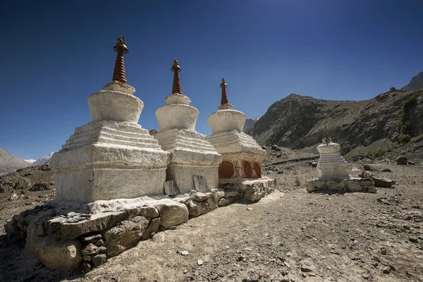 Tři stúpa a modrá obloha v klášteře Diskit, Ladakhu, Indie - září 2014 — Stock fotografie