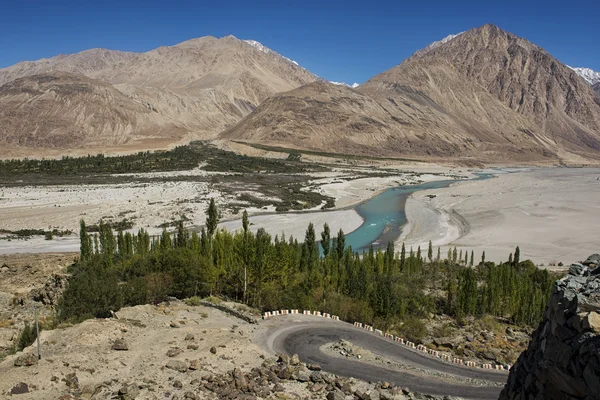 Shyok folyó Nubra völgyében Ladakh, Jammu & Kasmír, India - szeptember 2014 — Stock Fotó