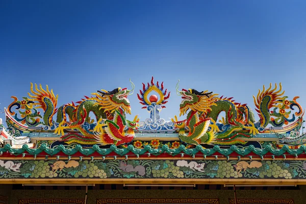 Färgglada dragon staty på taket kinesiska templet i Tak provinsen, Thailand — Stockfoto