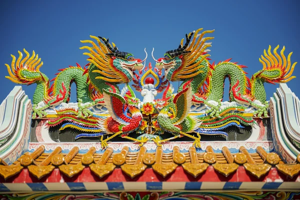 Bunte Drachenstatue auf dem Dach eines chinesischen Tempels in der thailändischen Provinz Tak — Stockfoto