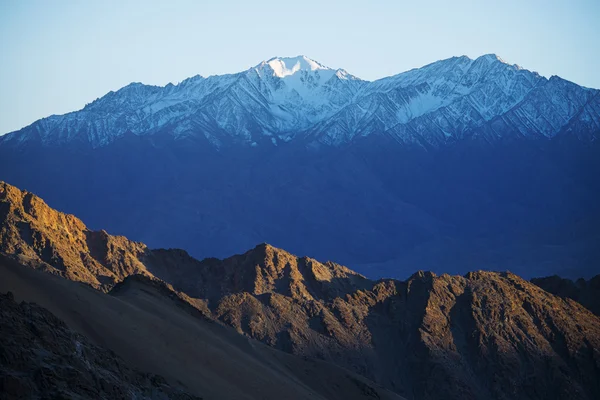 积雪和岩石山脉拉达克，印度-2014 年 9 月 — 图库照片