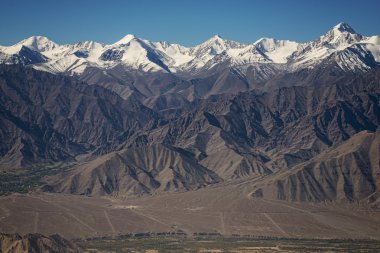 Kar dağ silsilesi Leh Ladakh, Hindistan - Eylül, 2014 üzerinden Khardung La giderken yol yan bakış açısı