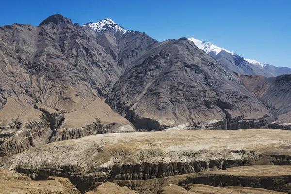 Amazing black mountain and desert, Leh-Nubra Valley Rd. Ladakh, Índia - setembro de 2014 — Fotografia de Stock