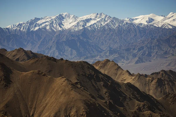 Chaîne de montagnes de neige au belvédère routier sur le chemin de Khardung La de Leh LADAKH, INDE - Septembre, 2014 — Photo