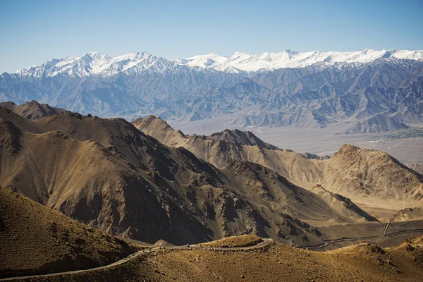 Snow bergskedja på road side viewpoint på vägen till Khardung La från Leh Ladakh, Indien - September, 2014 — Stockfoto