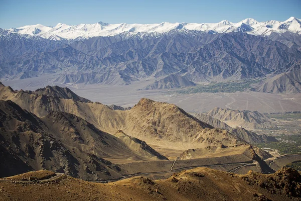 Snow mountain range at road side viewpoint on the way to Khardung La from Leh LADAKH, INDIA - September ,2014 — Stock Photo, Image