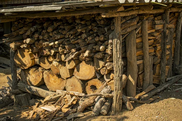 Yakacak odun odun bir yığın dağ köyü, Tayland kaydeder.
