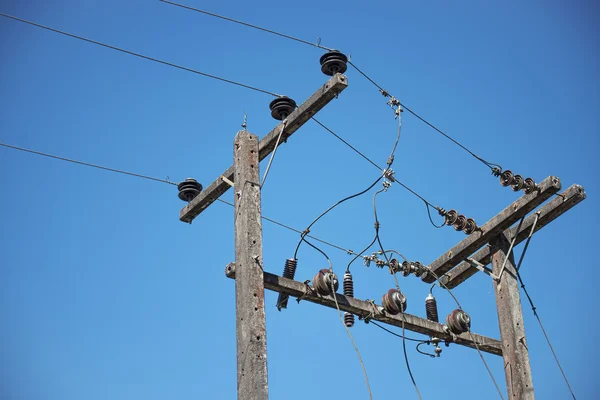 Poste d'électricité dans le ciel bleu en Thaïlande — Photo