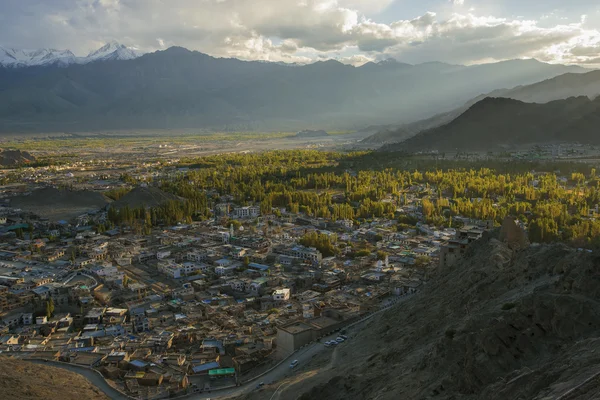 Namgyal Tsemo Manastırı Ladakh, Hindistan - Eylül 2014 gün batımına Leh şehir manzarası
