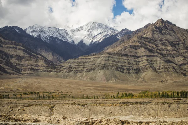 Horské pásmo sněhu na cestě do kláštera Hemis z Leh Ladakh, Indie — Stock fotografie