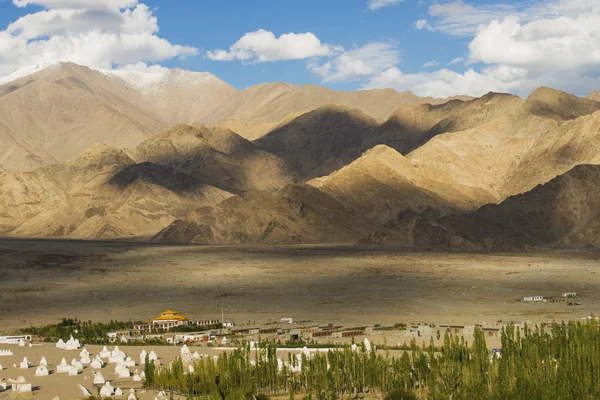 Bakış açısı üst kısmında Shey Palace Ladakh, Hindistan — Stok fotoğraf